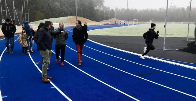 photo  élus, associatifs et sportifs entouraient anthony trifaut samedi 10 décembre 2022, pour une visite sur site.  &copy;  le maine libre 