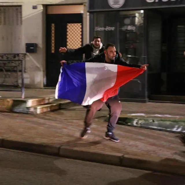 photo un supporteur laisse éclater sa joie à argentan, après la demi-finale de la coupe du monde de football 2022.  ©  ouest-france