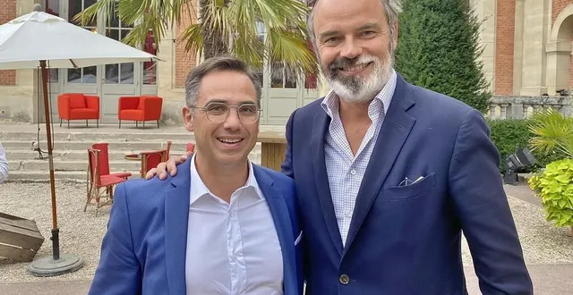 photo  le maire de sablé-sur-sarthe, nicolas leudière, pose avec édouard philippe, ex-premier ministre et fondateur du parti horizons, en août 2021, à fontainebleau.  &copy;  nicolas leudière 