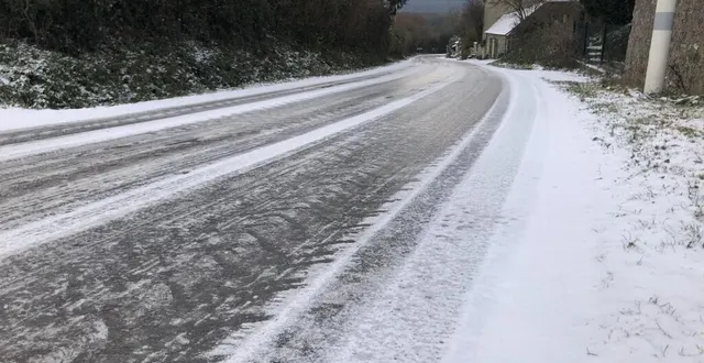 photo  à fontenai-les-louvets, l’état des routes du réseau secondaire parle de lui-même.  &copy;  ouest-france 