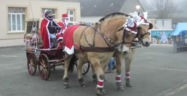 photo  le père noël est arrivé dans un attelage tiré par de drôles de rennes.  &copy;  ville de courgains 