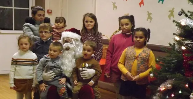 photo  le père noël a fait un passage pour rencontrer les enfants de thoigné.  &copy;  le maine libre 