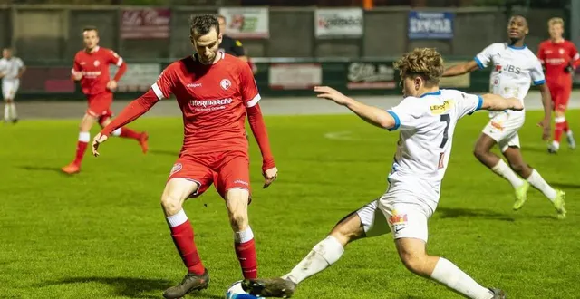 photo  les joueurs du fc équeurdreville (manche, r1 ; en rouge) contre les joueurs de l’us granville b (manche, r1 ; en blanc), lors d’un précédent match.  &copy;  archives christian jézéquel 