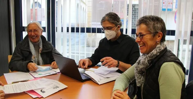 photo  liliane, 79 ans, a bénéficié des conseils de marco pulimanti, conseiller de croissance verte, et de sophie rychlicki, directrice du pays vallée du loir.  &copy;  ouest-france 
