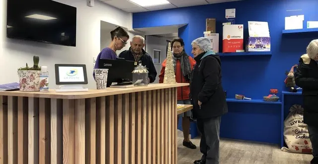 photo  aurélie, à gauche, gère la place des services de brûlon, la troisième en france, la première en milieu rural.  &copy;  ouest-france 