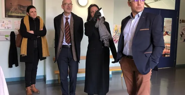 photo  cécile siméon, inspectrice académique, et mathias bouvier, le directeur académique, ont visité l’école saint-exupéry en compagnie d’anne-sophie delhommais, la directrice de l’établissement, et nicolas leudière, le maire de sablé-sur-sarthe, mardi 13 décembre 2022.  &copy;  ouest-france 