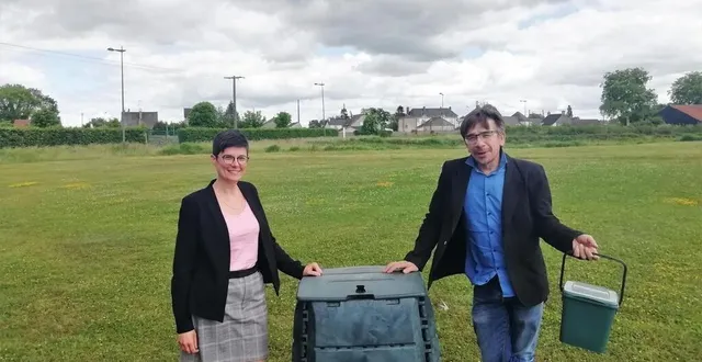 photo  fabienne prat, directrice du sitcom de la région d’argentan et arnaud potocki, chargé de prévention – ici en juin 2022 – avec un composteur qui sera offert par le sitcom.  &copy;  ouest-france 