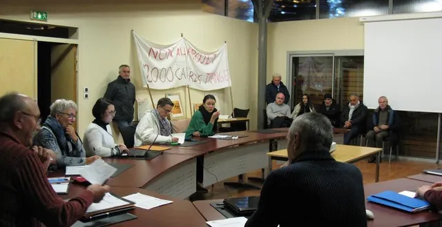 photo  réunion du conseil municipal à la mairie, avec une banderole des opposants à l’élevage de canards (lire l’article dans ouest-france du 11 décembre 2022).  &copy;  ouest-france 