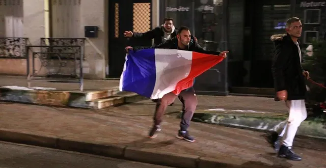 photo  un supporteur à argentan, après la victoire de la france contre le maroc, en demi-finale de la coupe du monde, mercredi 14 décembre 2022.  &copy;  ouest-france 