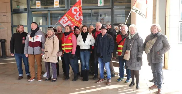 photo  quelques minutes avant le procès, la cgt avait réuni une trentaine de personnes devant la cité judiciaire du mans (sarthe). « pour que les salariés soient reconnus, clamait xavier raynaud, membre du bureau de l’union départementale. on ne peut pas laisser faire ça. »  &copy;  ouest-france 