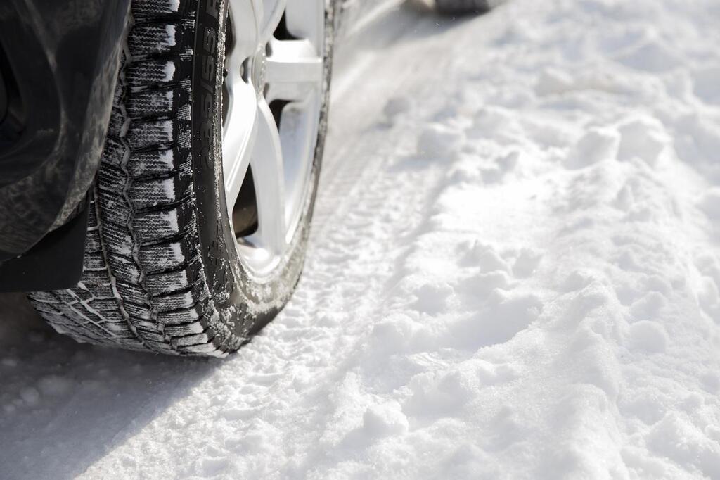 Une voiture filmée avec des chaussettes à neige sur l'autoroute, prévues  pour une faible allure