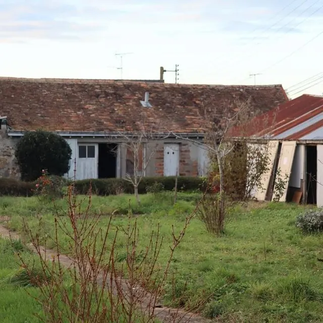 Au fond du grand jardin, une dépendance de 71 m², elle aussi à rénover. Ouest-France photo au fond du grand jardin, une dépendance de 71 m², elle aussi à rénover. © ouest-france