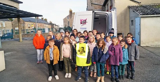 photo  les enfants de l’école des coquelicots de montsecret attendaient avec impatience le passage du camion des restos du cœur.  &copy;  ouest-france 