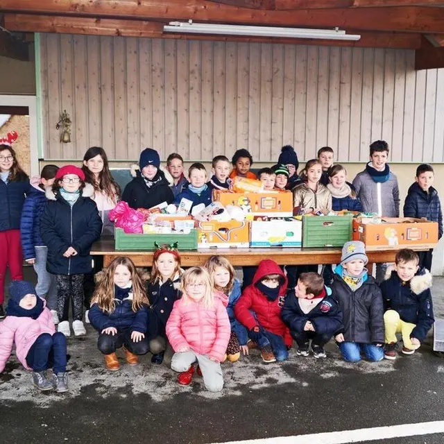 photo à frênes les enfants sont réjouis et attendent avec impatience la pesée des denrées récoltées.  ©  ouest-france