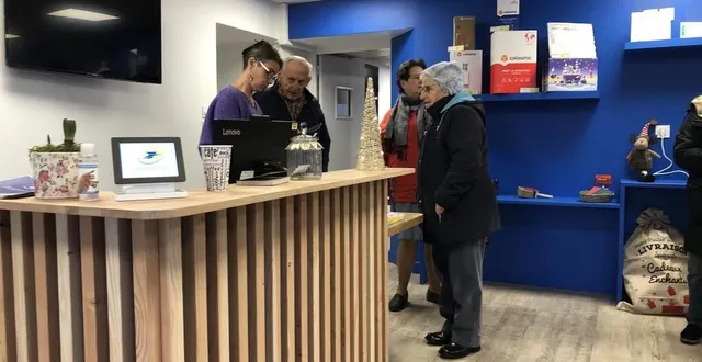 photo  aurélie boissière, à gauche, gère au quotidien la place des services de brûlon, la première de france en milieu rural.  &copy;  ouest-france 