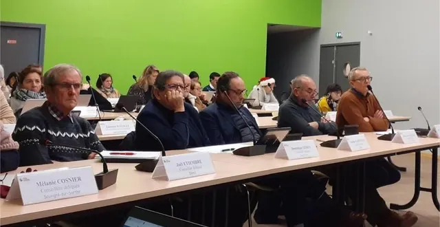 photo  réunis à asnières-sur-vègre, les élus communautaires se sont prononcés pour l’ajournement du projet de construction de la virgule.  &copy;  le maine libre 