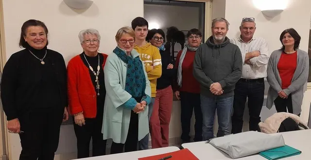 photo  adhérents et élus se donnent la main pour les projets.  &copy;  le maine libre 