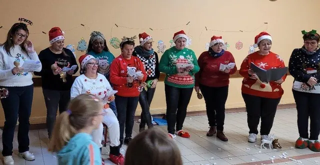 photo  les assistantes maternelles chantent noël.  &copy;  ouest-france 
