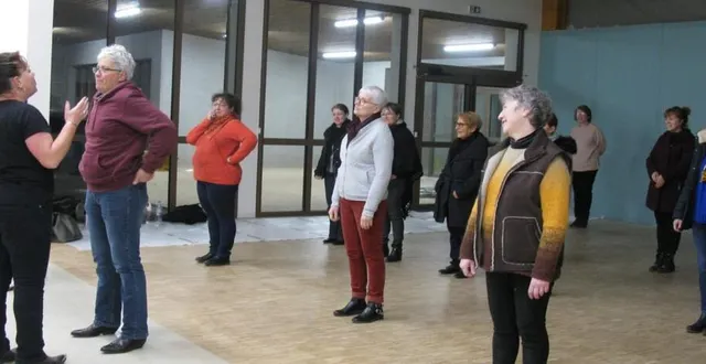 photo  dany loriot explique les pas de country à ses danseurs.  &copy;  ouest-france 