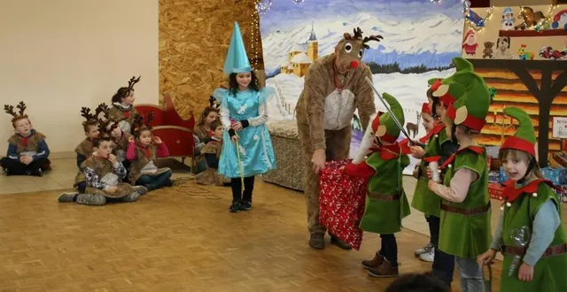 photo  les enfants de l’école publique massif de perseigne et de l’école sainte-jeanne-d’arc ont partagé un spectacle de noël offert par la collectivité. guillaume s’est entouré d’une petite fée, de rennes et de lutins, pour une participation active des enfants.  &copy;  ouest-france 