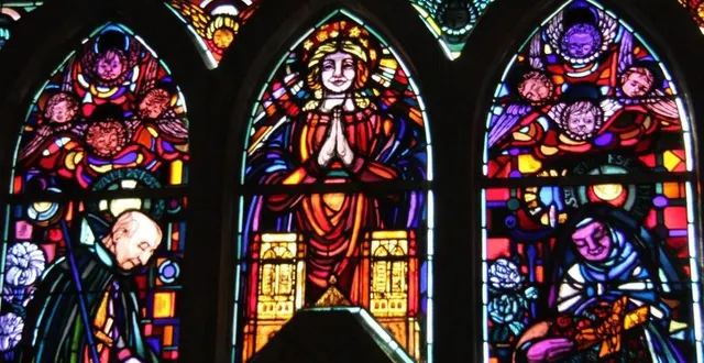 photo  ces fenêtres du haut du chœur sont l’œuvre de jean chaudeurge, maître verrier originaire de flers. ?  &copy;  archives ouest-france 