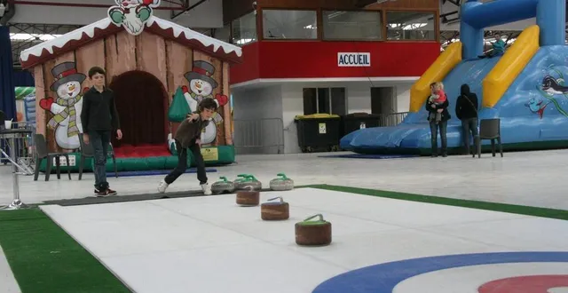 photo  une piste synthétique de curling sera installée place raphaël-elizé.  &copy;  archives ouest-france 