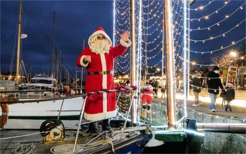 L'arrivée en grande pompe du Père Noël à Toulon - Var-Matin