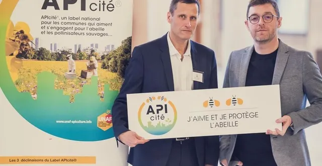 photo  denis assier, maire, et romain hutereau, deuxième adjoint, présentent le label apicité.  &copy;  le maine libre 