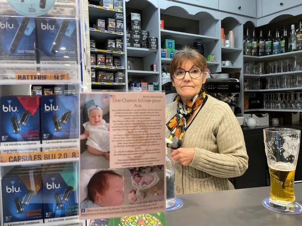 Une boîte à dons pour Ava, fillette née sans oreille, volée dans un bar