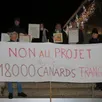 photo  des membres du collectif non aux 18 000 canards trangé s’opposent, mardi 6 décembre 2022, à l’implantation d’un bâtiment d’élevage de 18 0000 canards sur trangé. 