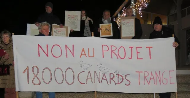 photo  des membres du collectif non aux 18 000 canards trangé s’opposent, mardi 6 décembre 2022, à l’implantation d’un bâtiment d’élevage de 18 0000 canards sur trangé.  &copy;  archives le maine libre 