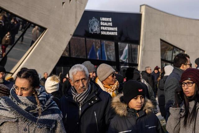 Incendie à Vaulx En Velin Malgré Le Froid Une Foule Nombreuse Rend Hommage Aux Dix Victimes 