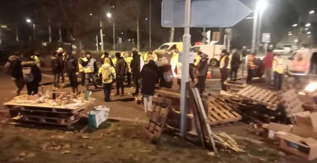 photo  les agents ont bloqué le service de la propreté publique.  &copy;  fo 