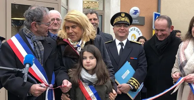 photo  dominique faure, ministre déléguée chargée des collectivités territoriales et de la ruralité, a inauguré samedi 17 décembre 2022 la place des services de brûlon, la première du genre en milieu rural.  &copy;  ouest-france 