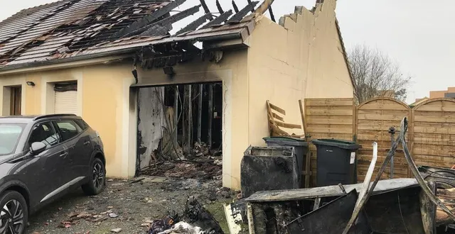 photo  il a fallu près de quatre heures d’intervention des pompiers pour venir à bout de l’incendie d’une maison à courtillers.  &copy;  ouest-france 