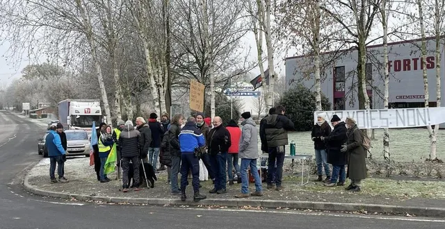 photo  le collectif 924, opposé à la construction de la 2x2 voies entre briouze et sevrai, dans l’orne, a manifesté dans le cadre de la mobilisation nationale « la déroute des routes », samedi 17 décembre 2022.  &copy;  ouest-france 