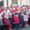 photo  pour remercier le père noël, les écoliers ont entonné des chants de circonstance. 