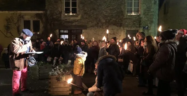 photo  au gré de leur déambulation, les spectateurs ont assisté à différentes saynètes jouées par la compagnie les vilains.  &copy;  ouest-france 