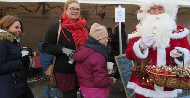 photo  le (nouveau) père noël a distribué des friandises aux enfants.  &copy;  ouest-france 