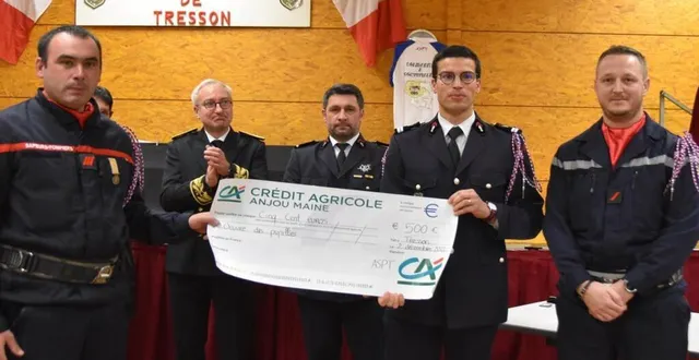 photo  c’était l’occasion pour l’amicale de remettre un chèque de 500 € à l’œuvre des pupilles orphelins de la sarthe.  &copy;  le maine libre 