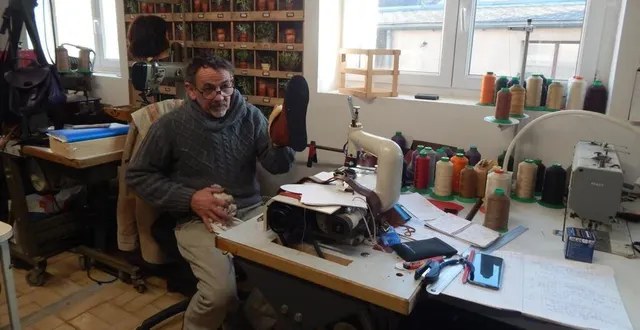 photo  pascal rivière bichonne une paire de chaussons, cadeau de noël.  &copy;  le maine libre 