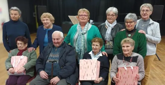 photo  quatre membres du club, l’occasion de fêter leurs 90 ans.  &copy;  le maine libre 