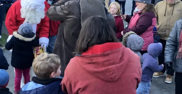 photo  vers 15 h 30, le père noël a offert des bonbons aux enfants.  &copy;  le maine libre 