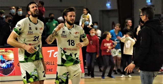 photo  l’émotion des vitréens vincent fandelet et louis prolhac après le match retour remporté contre rennes la saison dernière.  &copy;  ouest-france 