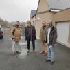 photo  nabil nabih, responsable de programmes ; et laurent collobert, directeur de maine-et-loire habitat, avec bernard robert, conseiller, et denis alus, adjoint, lors de la remise des clés des trois nouveaux logements, mercredi 14 décembre. 
