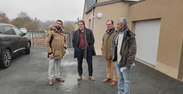 photo  nabil nabih, responsable de programmes ; et laurent collobert, directeur de maine-et-loire habitat, avec bernard robert, conseiller, et denis alus, adjoint, lors de la remise des clés des trois nouveaux logements, mercredi 14 décembre.  &copy;  ouest-france 