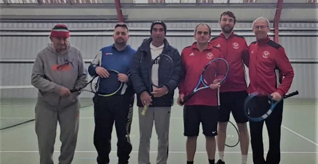 photo  l’équipe senior, arnaud cousin, damien coquerel, jacques françois (présents sur la photo avec l’équipe du merlerault) jouera en départemental à la prochaine saison avec philippe cohu et laurent dalidet.  &copy;  ouest-france 