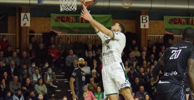 photo  vincent fandelet a inscrit 19 points pour vitré face à rennes.  &copy;  ouest-france 