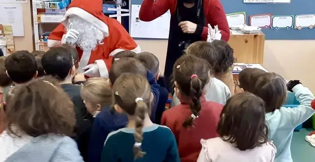 photo  le père noël a rendu visite aux écoliers.  &copy;  le maine libre 