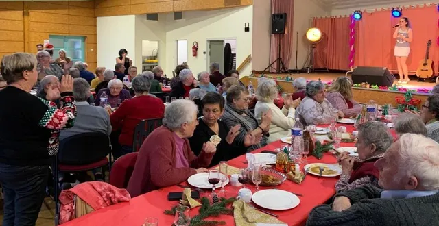 photo  70 convives (accueillis, bénévoles, proches et élus) ont participé au repas spectacle de noël d’abord’âge.  &copy;  ouest-france 